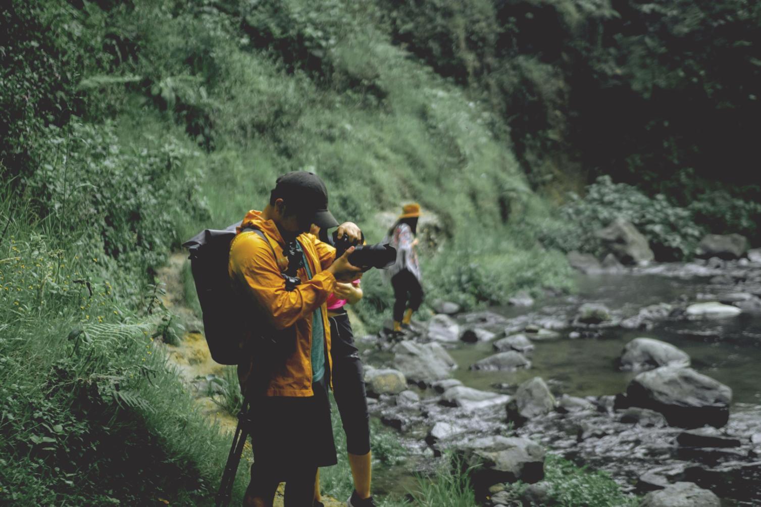 Hochzeitsfotograf bei der Arbeit während einer Zeremonie