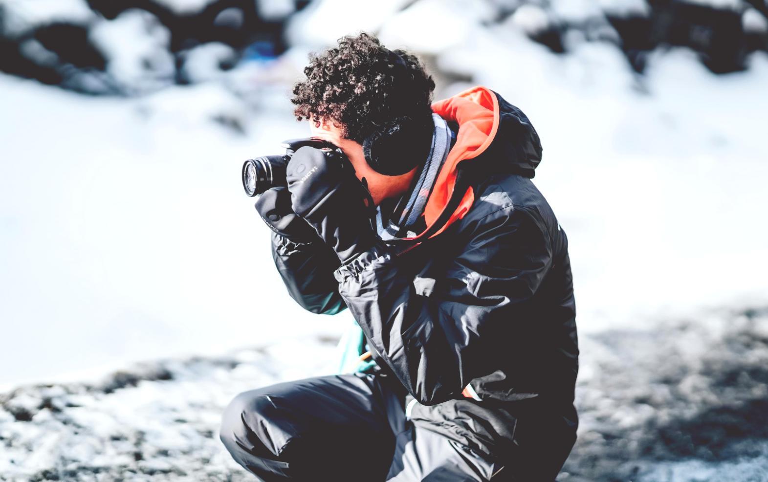 Hochzeitspaar beim romantischen Fotoshooting in natürlicher Umgebung